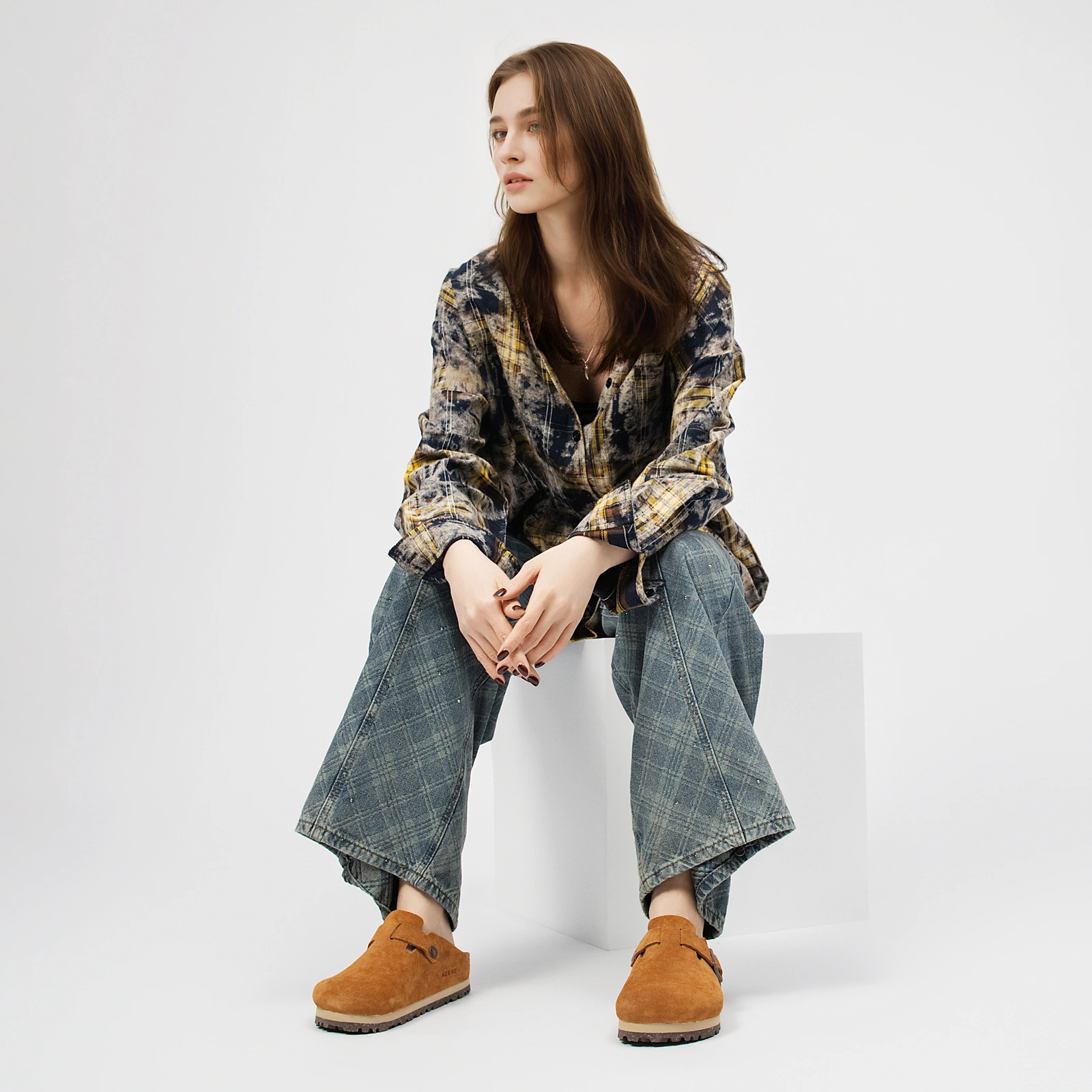 AU&MU Forma Clog 金属单扣包头软木半拖 styled view