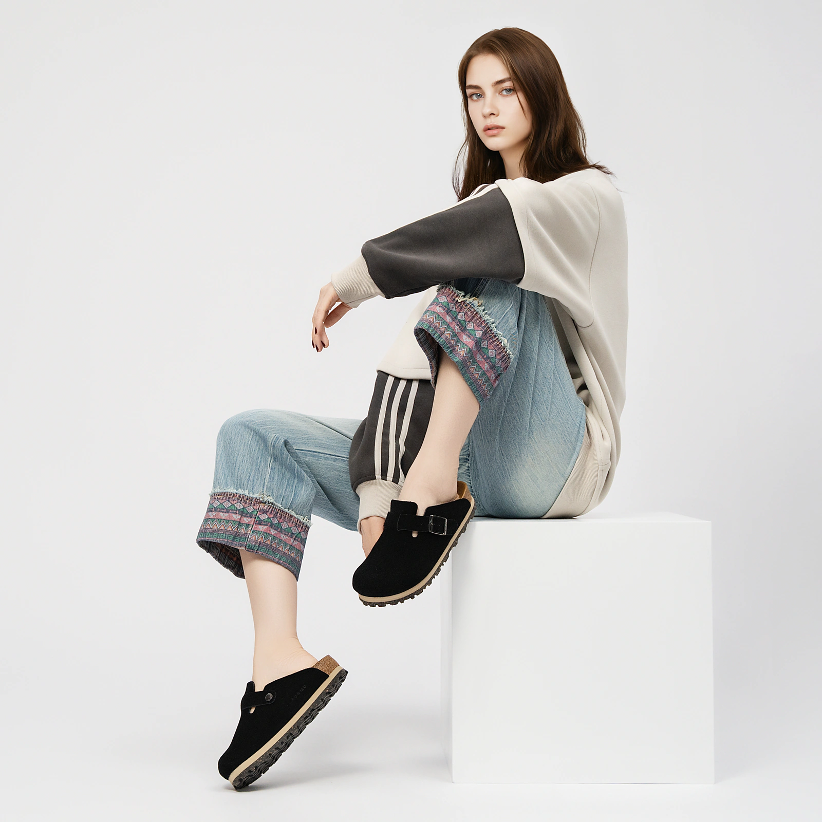 AU&MU Forma Clog 金属单扣包头软木半拖 styled view