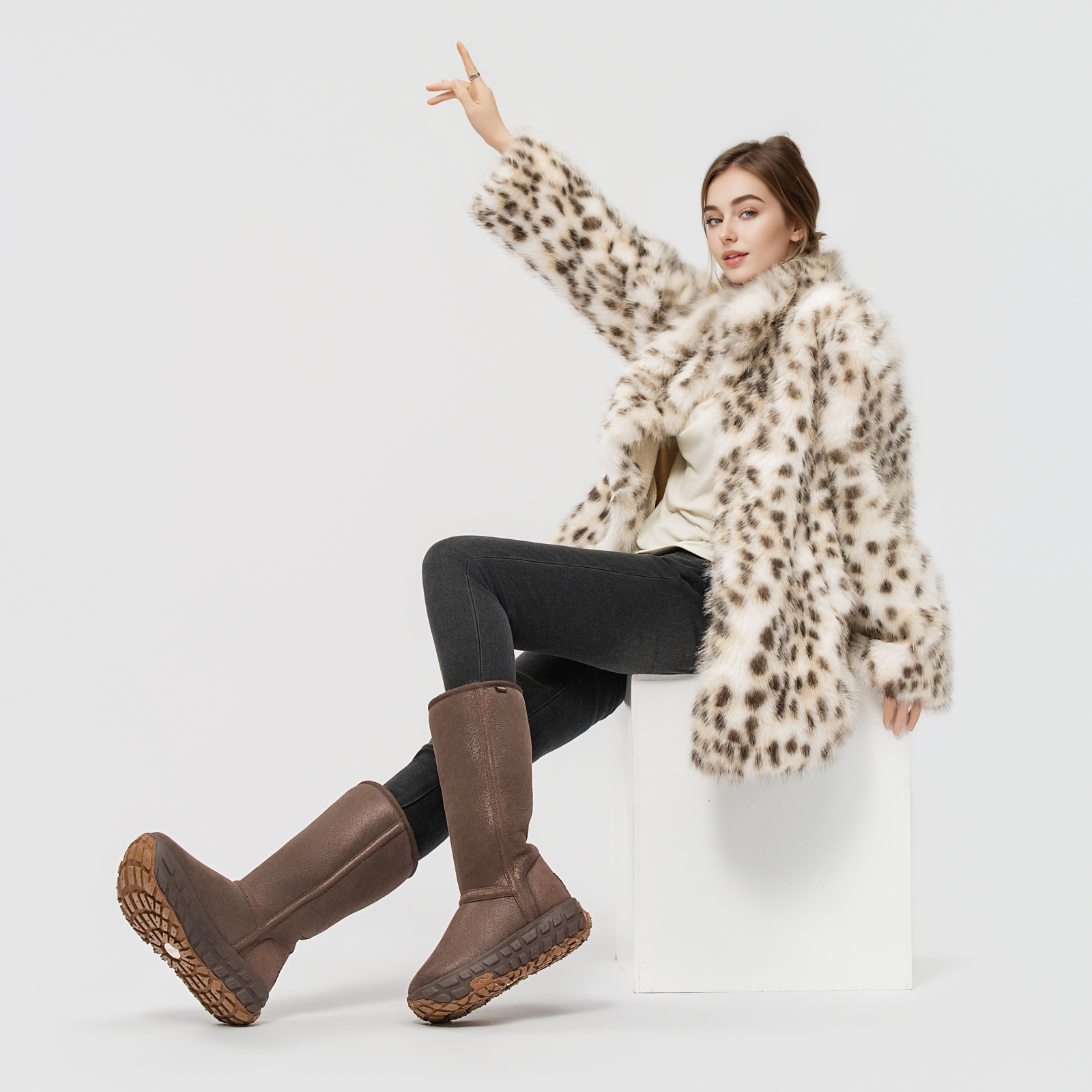 AU&MU Ridge Tall 轮胎底高筒雪地靴 styled view